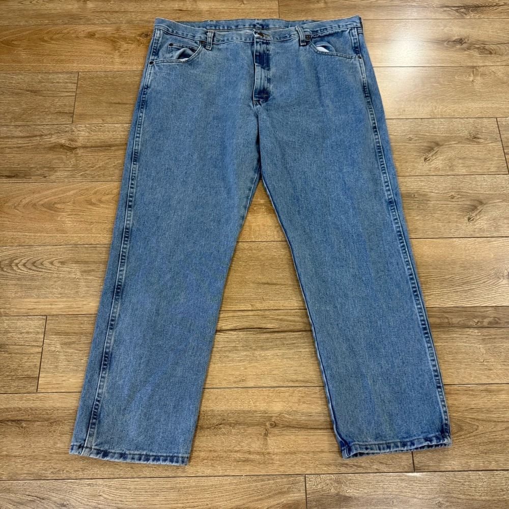 Wrangler Rugged Wear Jeans Mens 42x30 Light Wash Denim Pants Casual - Picture 2 of 7